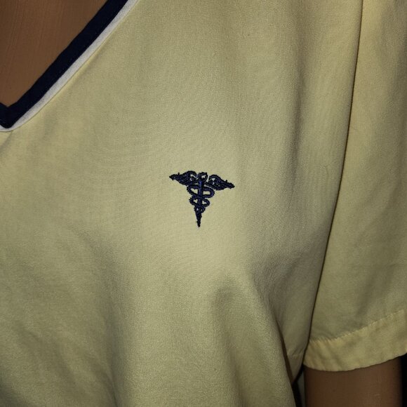 Metroscrubs XL Yellow Scrub Top w/Blue accents - Picture 2 of 9